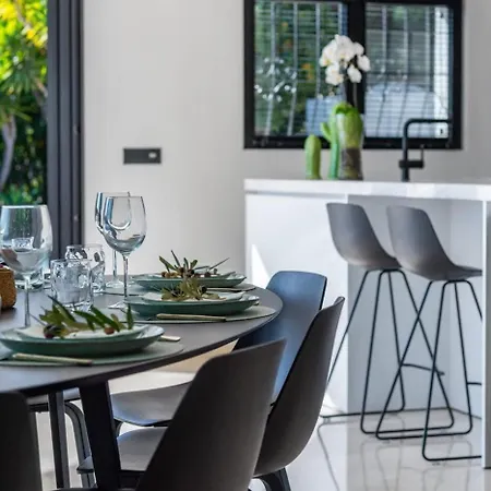Huswell - Relax In Luxury At Stunning Seaside Vila