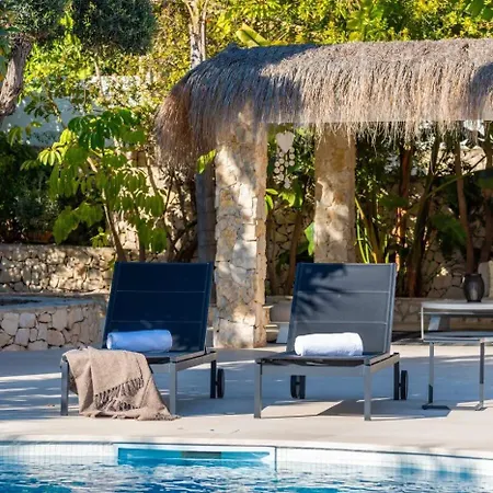 Huswell - Relax In Luxury At Stunning Seaside Vila