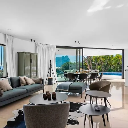 Huswell - Relax In Luxury At Stunning Seaside Villa *